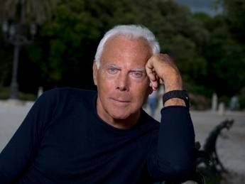 Armani, nuove iniziative charity: impegno su povertà, virus e ambiente Armani, nuove iniziative charity: impegno su povertà, virus e ambiente